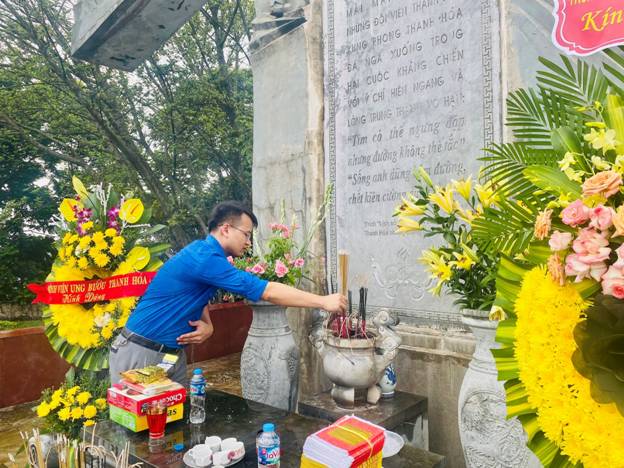 A person putting flowers on a grave

Description automatically generated