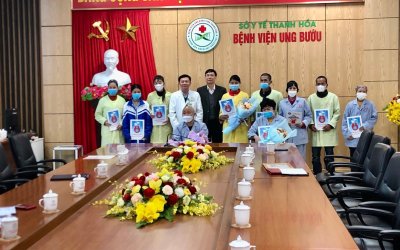 Bảo hiểm xã hội tỉnh Thanh Hoá trao quà cho các bệnh nhân có hoàn cảnh khó khăn đang điều trị tại bệnh viện Ung bướu Tinh Thanh Hoá