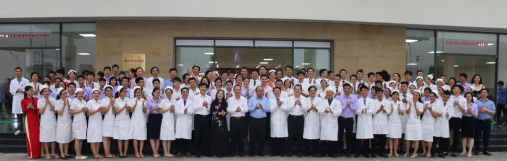 Trong chuyến thăm và làm việc tại Thanh Hóa, chiều 8-5, đồng chí Nguyễn Xuân Phúc, Ủy viên Bộ Chính trị, Thủ tướng Chính phủ đã đến thăm, gắn biển công trình Bệnh viện Ung bướu tỉnh Thanh Hóa.