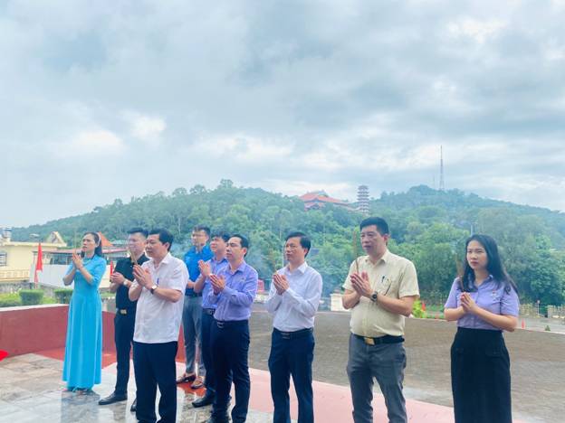 A group of people standing together clapping

Description automatically generated