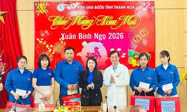 Trao qu&agrave; Tết cho đo&agrave;n vi&ecirc;n, thanh ni&ecirc;n c&oacute; ho&agrave;n cảnh kh&oacute; khăn