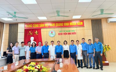 Lãnh đạo Tổng Liên đoàn Lao động Việt Nam phối hợp cùng lãnh đạo Tỉnh ủy, MTTQ, LĐLĐ Thanh Hóa tới thăm và tặng quà cho bệnh nhân đang điều trị tại Bệnh viện Ung bướu tỉnh