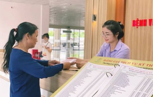 Hoạt động đ&oacute;n tiếp, chỉ dẫn, cung cấp th&ocirc;ng tin, giới thiệu về dịch vụ kh&aacute;m bệnh, chữa bệnh của bệnh viện cho người bệnh.jpg