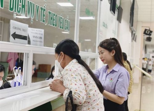 Hỗ trợ người bệnh đăng k&iacute; kh&aacute;m bệnh theo y&ecirc;u cầu.jpg