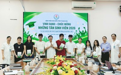 Bệnh viện Ung bướu tỉnh Thanh Hoá tổ chức gặp mặt, tặng quà cho con cán bộ, viên chức người lao động đỗ đại học năm 2026