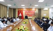  Đồng chí Đỗ Trọng Hưng - Bí thư Tỉnh ủy- đến thăm, chúc tết bệnh nhân và tập thể cán bộ bệnh viện Ung bướu tỉnh Thanh Hóa