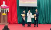 Cục hải quan tỉnh Thanh Hoá tặng quà cho các bệnh nhân có hoàn cảnh khó khăn đang điều trị tại bệnh viện Ung bướu tỉnh Thanh Hóa