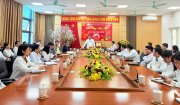 Giao ban tất niên và thăm hỏi, tặng quà viên chức, người lao động có hoàn cảnh khó khăn tại Bệnh viện Ung bướu tỉnh Thanh Hóa tết Bính Ngọ